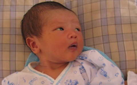Một trẻ sơ sinh bị bỏ rơi trên xe khách