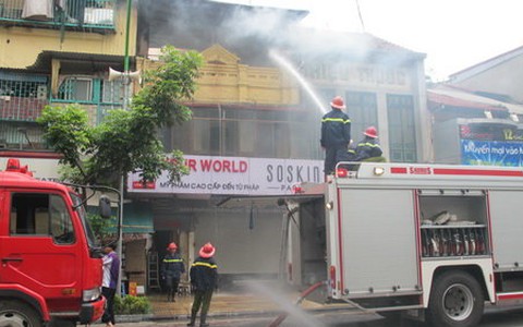Cháy lớn gần Tràng Tiền Plaza