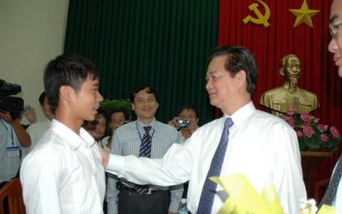 Thủ tướng Nguyễn Tấn Dũng thăm "chàng thủ khoa… giăng câu"