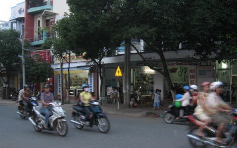 "Múa" súng giữa đường giải quyết mâu thuẫn