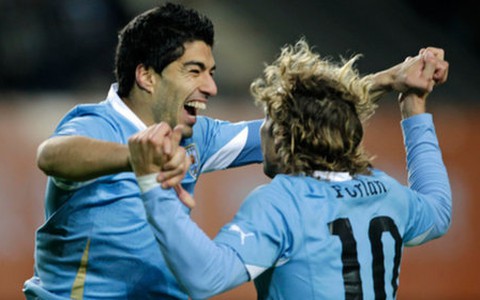 Suarez đưa Uruguay vào chung kết