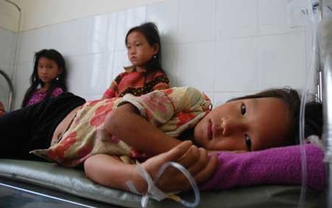 Ăn trái lạ, 2 trẻ tử vong, 18 trẻ nhập viện