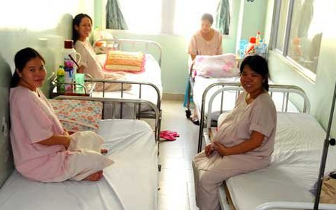 Đắn đo chuyện cho tiền nhân viên y tế