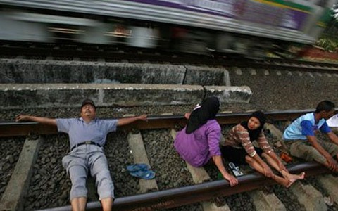 Nằm trên đường ray xe lửa để... chữa bệnh