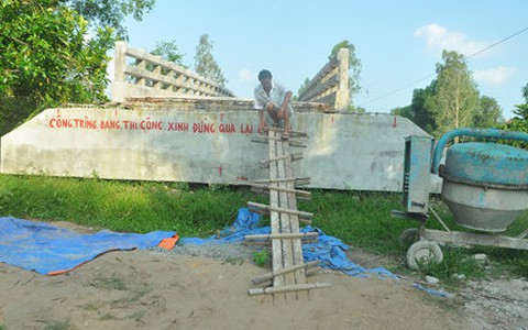 Cầu xây ba năm chưa xong