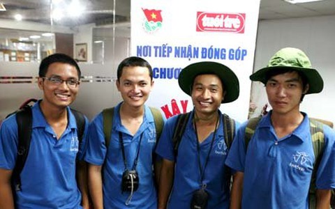 4 chàng trai đi bộ xuyên Việt "góp đá"