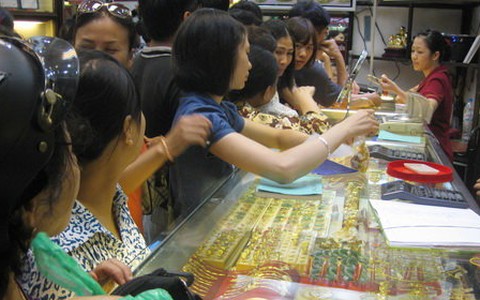 Giá vàng trong nước hụt hơi