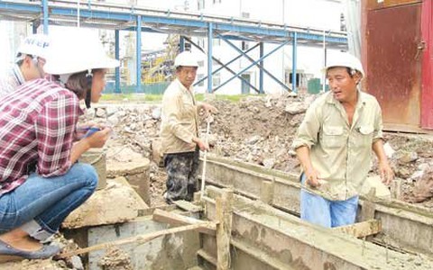 "Công nhân kỹ thuật" làm việc phổ thông