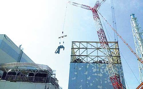 Lều khổng lồ che phủ lò phản ứng Fukushima
