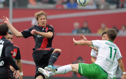 Kadlec giúp Leverkusen có 3 điểm đầu tiên