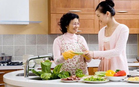 Báo hiếu nhà chồng bao nhiêu là đủ?
