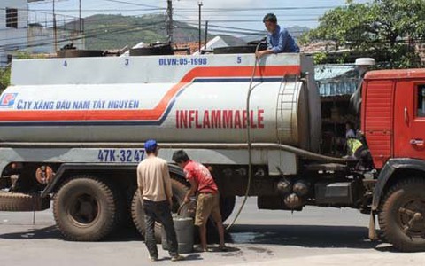 Mua bán xăng lậu giữa TP Nha Trang