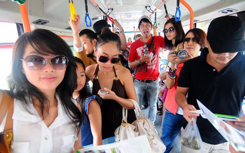 "Sao" du lịch Sài Gòn bằng xe buýt xanh