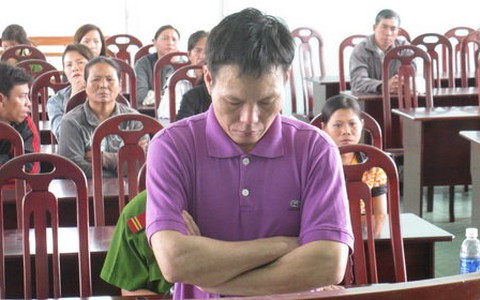 Lãnh 12 năm tù vì cắt cổ vợ