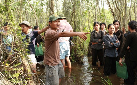 "Nhuộm da, cầm súng mới là diễn viên"