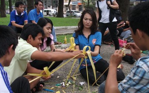 Bạn trẻ năng động gây quỹ tổ chức trung thu