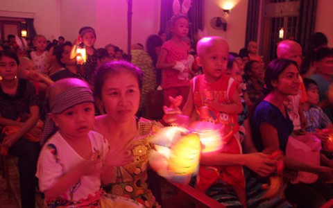 Vầng trăng yêu thương cho bệnh nhi ung thư