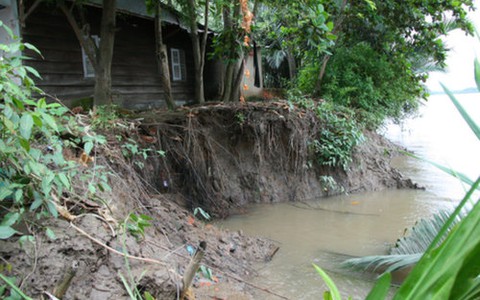 Sạt lở đe dọa người dân