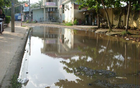 Đường vào ga Phan Thiết đầy ổ voi, ổ gà
