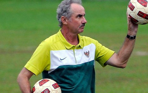 HLV Alfred Riedl trở lại với bóng đá Lào