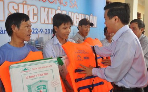 Trao tặng 200 tủ thuốc cho ngư dân Quảng Ngãi