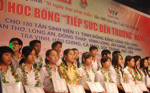 Tiếp sức tân sinh viên nghèo miền sông nước
