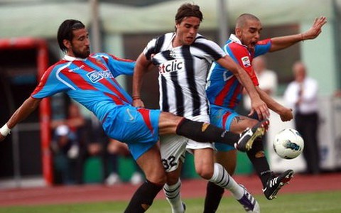 Juventus leo lên đầu bảng