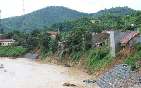 Thanh Hóa: Sạt lở bờ sông Lò