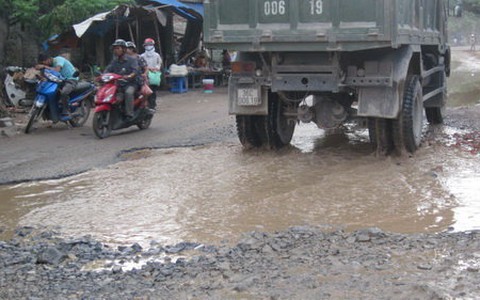 Thanh Hóa: quốc lộ 47 thoi thóp vì "cõng" xe quá tải