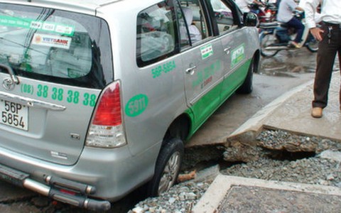 Taxi lại lọt hố