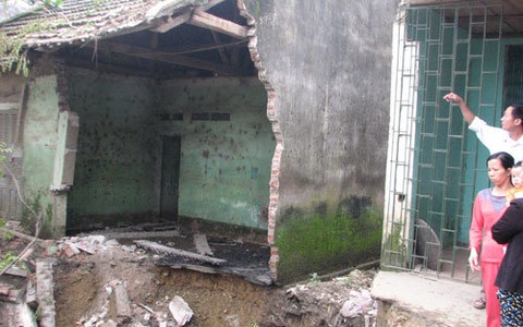 Đất sụt "nuốt" nhà dân
