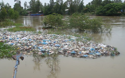 Khi nước lũ tràn vào bãi rác