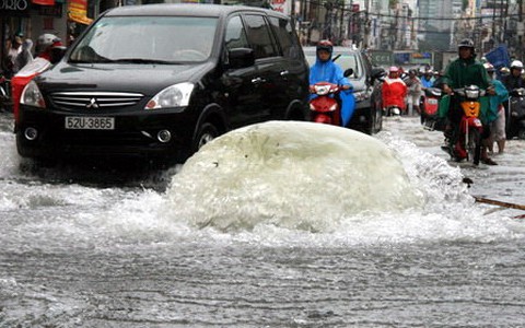 Nước ngập bung nắp cống, phun thành cột cao