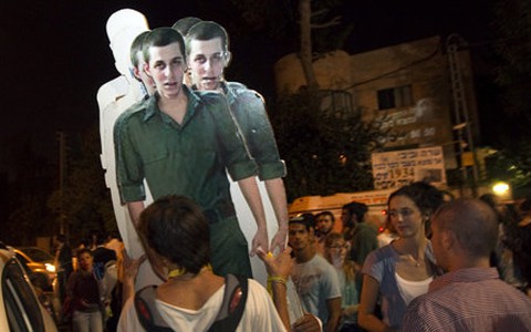 Israel và Palestine trao trả tù binh