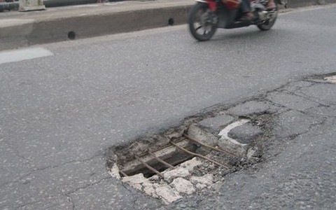 Lỗ thủng trên cầu Nam Ô