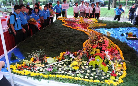 Góp đá trong ngày hội truyền thống