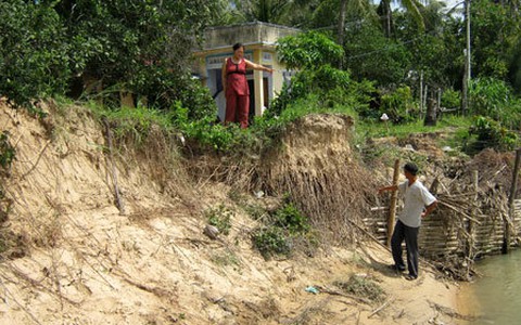 Sông "ngoạm" làng