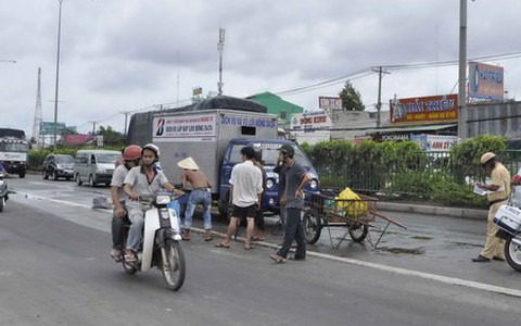 Xe tải chạy ẩu, nhiều két bia rơi xuống đường