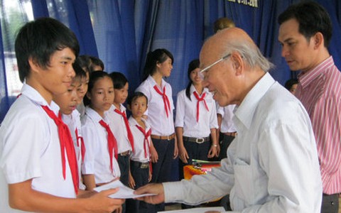 180 suất học bổng cho học sinh nghèo vượt khó