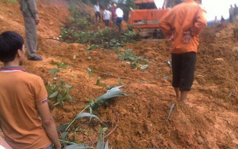 Lở núi gây kẹt xe 17 giờ trên đường Hồ Chí Minh