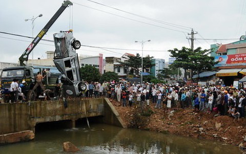 Trục vớt ôtô bị lũ cuốn trôi