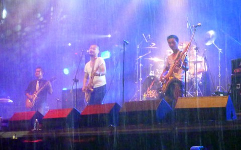 7.000 bạn trẻ Huế đội mưa nghe rock