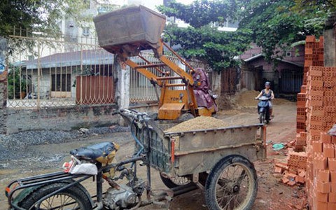 Cửa hàng vật liệu xây dựng lấn chiếm hẻm