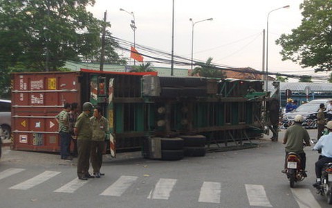 Lật container tại Công trường Mê Linh