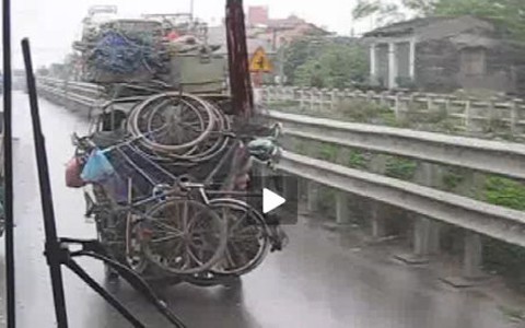 Video bạn đọc: Xe chở hàng cồng kềnh trên quốc lộ 1A