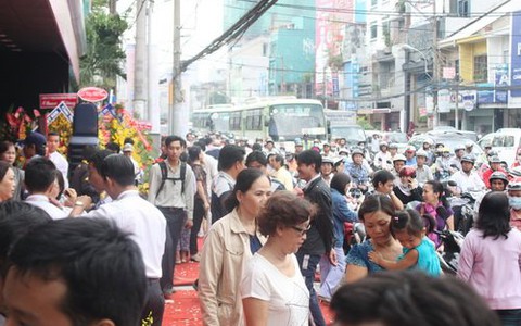 Khai trương trung tâm mua sắm gây kẹt xe
