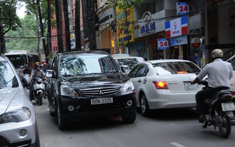 Cho đậu ôtô dưới lòng đường thu phí: Lợi ít, thiệt nhiều
