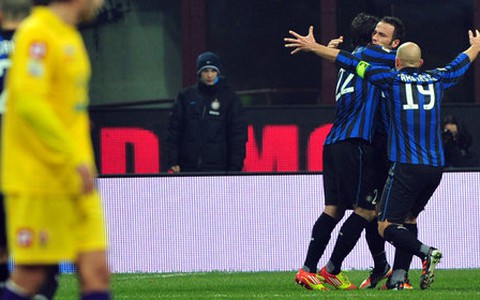 Thắng Fiorentina, Inter tạm thoát khủng hoảng