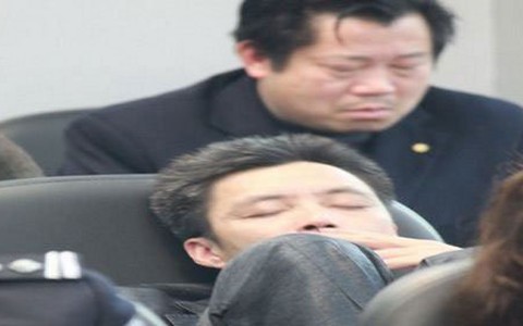 Bị ngưng chức vì ngủ gục