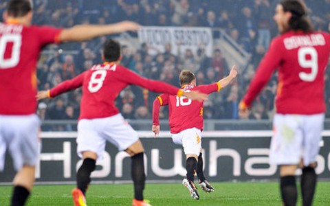 Juventus "hút chết" trước Roma